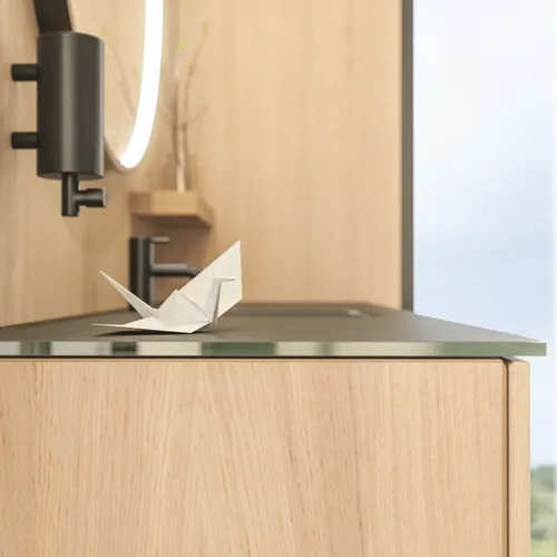 Stilvolles Badezimmer im skandinavischen und Japandi-Stil mit hellen Holzwänden, rundem Spiegel und minimalistischen Badezimmermöbeln.