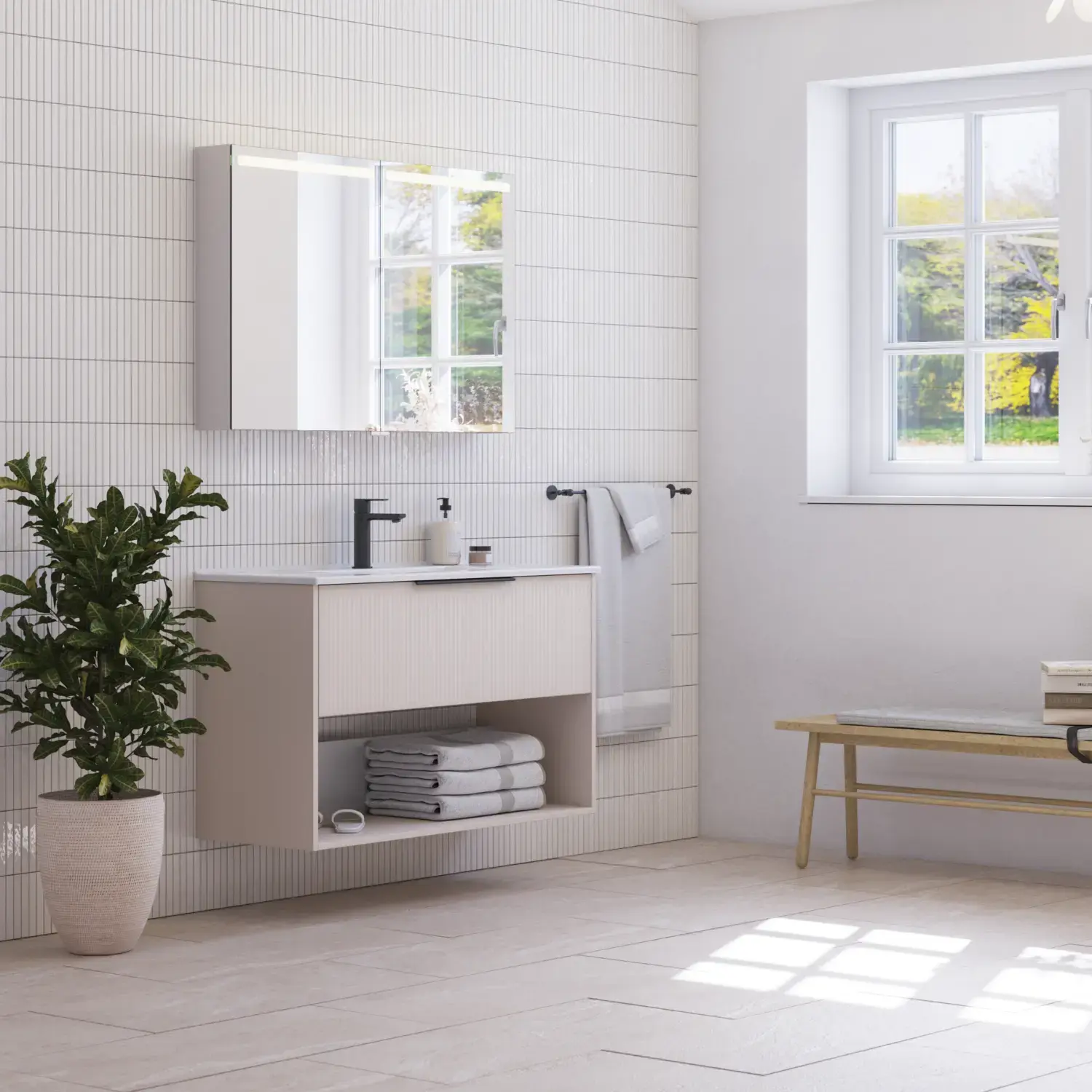 Inspiration für ein großes Badezimmer mit einem eleganten Waschtischunterschrank und einem Hochschrank in Hellbeige mit schönen schmalen Streifen, schwarzen länglichen Griffen und einem Spiegelschrank mit Licht, um eine romantische Atmosphäre zu schaffen.