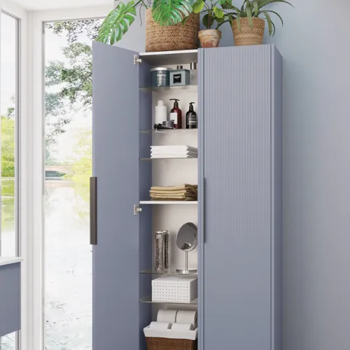 Badezimmerinspiration mit doppeltem Hochschrank in hellblau mit schmalen Streifen, modernen schwarzen Griffen und fünf verstellbaren Glasböden, die zusammen Eleganz und Praktikabilität in Ihr Badezimmer bringen.