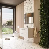 Inspiration für ein großes Badezimmer mit Badezimmermöbeln in mattem Weiß mit elegantem Waschbecken und quadratischem Spiegel mit schwarzem Rand und Lampe, Terrazzo-Wand und -Boden und Pflanzen an der Wand für einen modernen und anspruchsvollen Look.
