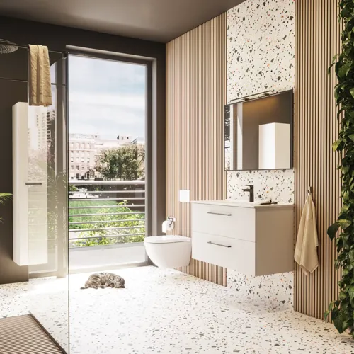 Inspiration für ein großes Badezimmer mit Badezimmermöbeln in mattem Weiß mit elegantem Waschbecken und quadratischem Spiegel mit schwarzem Rand und Lampe, Terrazzo-Wand und -Boden und Pflanzen an der Wand für einen modernen und anspruchsvollen Look.
