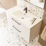 Inspiration für ein großes Badezimmer mit Badezimmermöbeln in mattem Weiß mit elegantem Waschbecken und quadratischem Spiegel mit schwarzem Rand und Lampe, Terrazzo-Wand und -Boden und Pflanzen an der Wand für einen modernen und anspruchsvollen Look.
