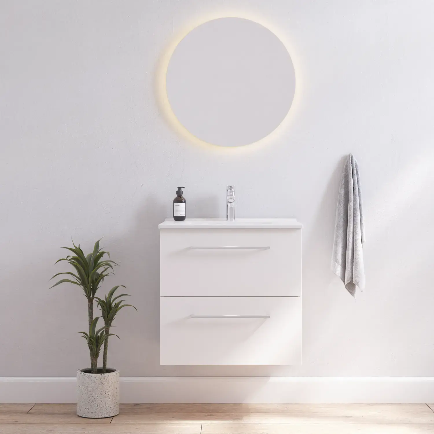 Inspiration für ein Badezimmer mit einem schmalen weißen Waschtischunterschrank mit weißen Griffen und einem eleganten Waschbecken mit einem schönen runden Spiegel mit hellen, weißen Wänden und Holzboden für einen hellen und minimalistischen Look.