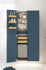 Badezimmer Inspiration mit Badezimmerschränken in moderner blauer Farbe, eleganter Aufsatzwaschbecken und großem quadratischem Spiegel mit Licht, weiße Fischgrätfliesen sorgen für einen stilvollen und klassischen Look