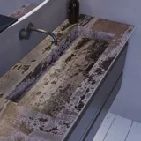 Inspiration für ein großes Badezimmer mit grauem Waschtischunterschrank mit integriertem Griff, stilvollem, seitlich montiertem Waschbecken, quadratischem Spiegel mit abgerundeten Ecken, Wänden in Betonoptik und rohen Materialien für einen urbanen Look
