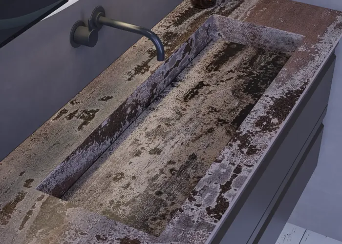 Inspiration für ein großes Badezimmer mit grauem Waschtischunterschrank mit integriertem Griff, stilvollem, seitlich montiertem Waschbecken, quadratischem Spiegel mit abgerundeten Ecken, Wänden in Betonoptik und rohen Materialien für einen urbanen Look