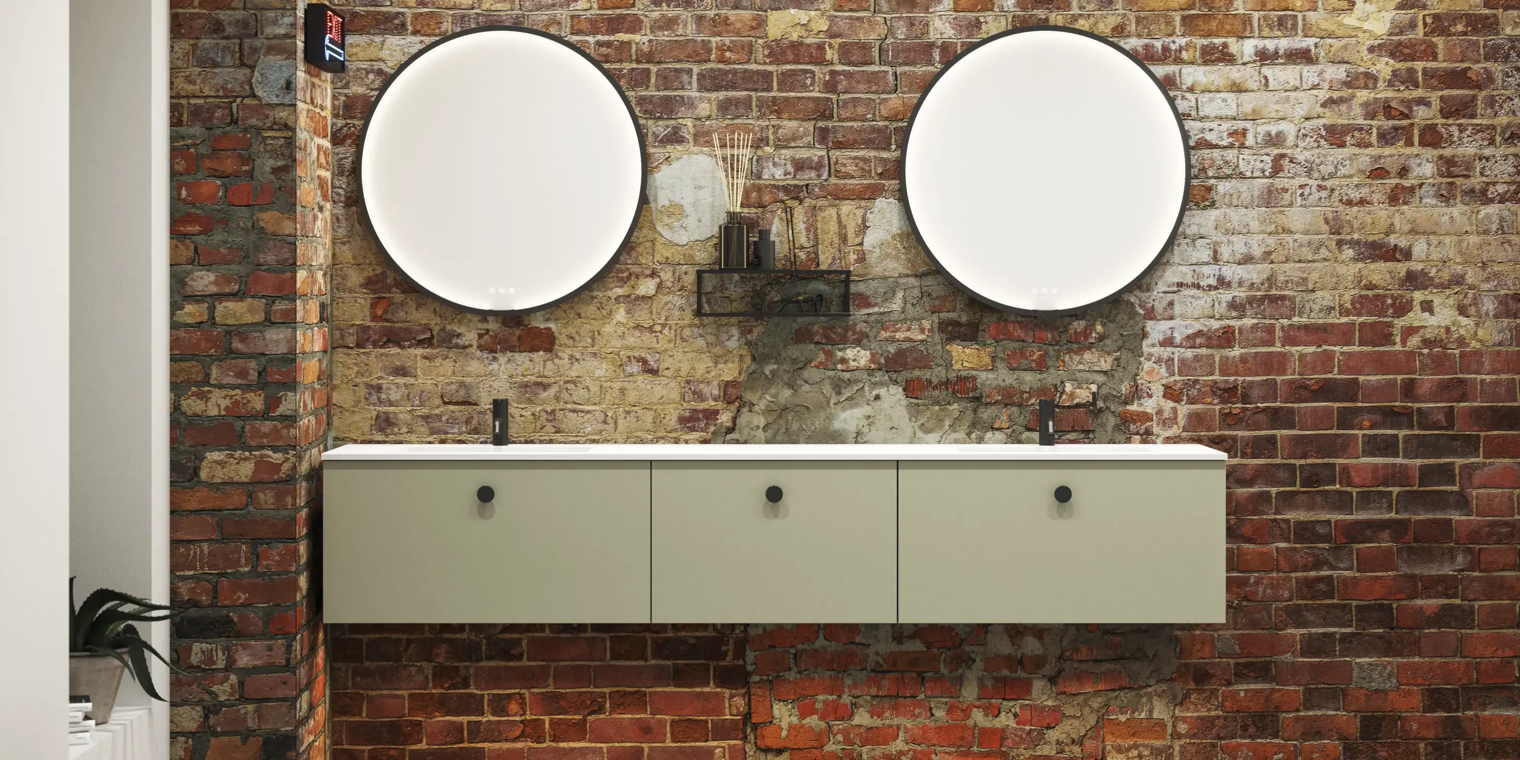 Rohes und modernes Badezimmer im urbanen Stil. Schöne Waschtischunterschränke und runde Spiegel mit schwarzer Zierleiste