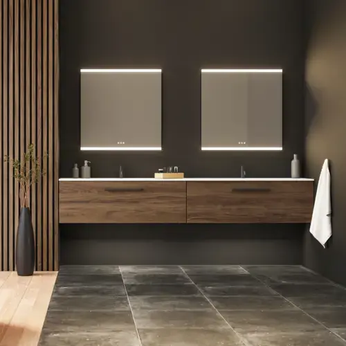 Große Badezimmer-Inspiration mit Waschtischunterschränken und braunen Eichendielen, freistehender Badewanne, und quadratischen Spiegeln mit Beleuchtung, elegante Doppelwaschbecken sorgt für einen modernen und symmetrischen Look