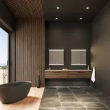 Große Badezimmer-Inspiration mit Waschtischunterschränken und braunen Eichendielen, freistehender Badewanne, und quadratischen Spiegeln mit Beleuchtung, elegante Doppelwaschbecken sorgt für einen modernen und symmetrischen Look