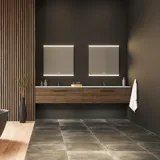 Große Badezimmer-Inspiration mit Waschtischunterschränken und braunen Eichendielen, freistehender Badewanne, und quadratischen Spiegeln mit Beleuchtung, elegante Doppelwaschbecken sorgt für einen modernen und symmetrischen Look