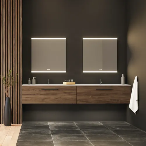 Große Badezimmer-Inspiration mit Waschtischunterschränken und braunen Eichendielen, freistehender Badewanne, und quadratischen Spiegeln mit Beleuchtung, elegante Doppelwaschbecken sorgt für einen modernen und symmetrischen Look