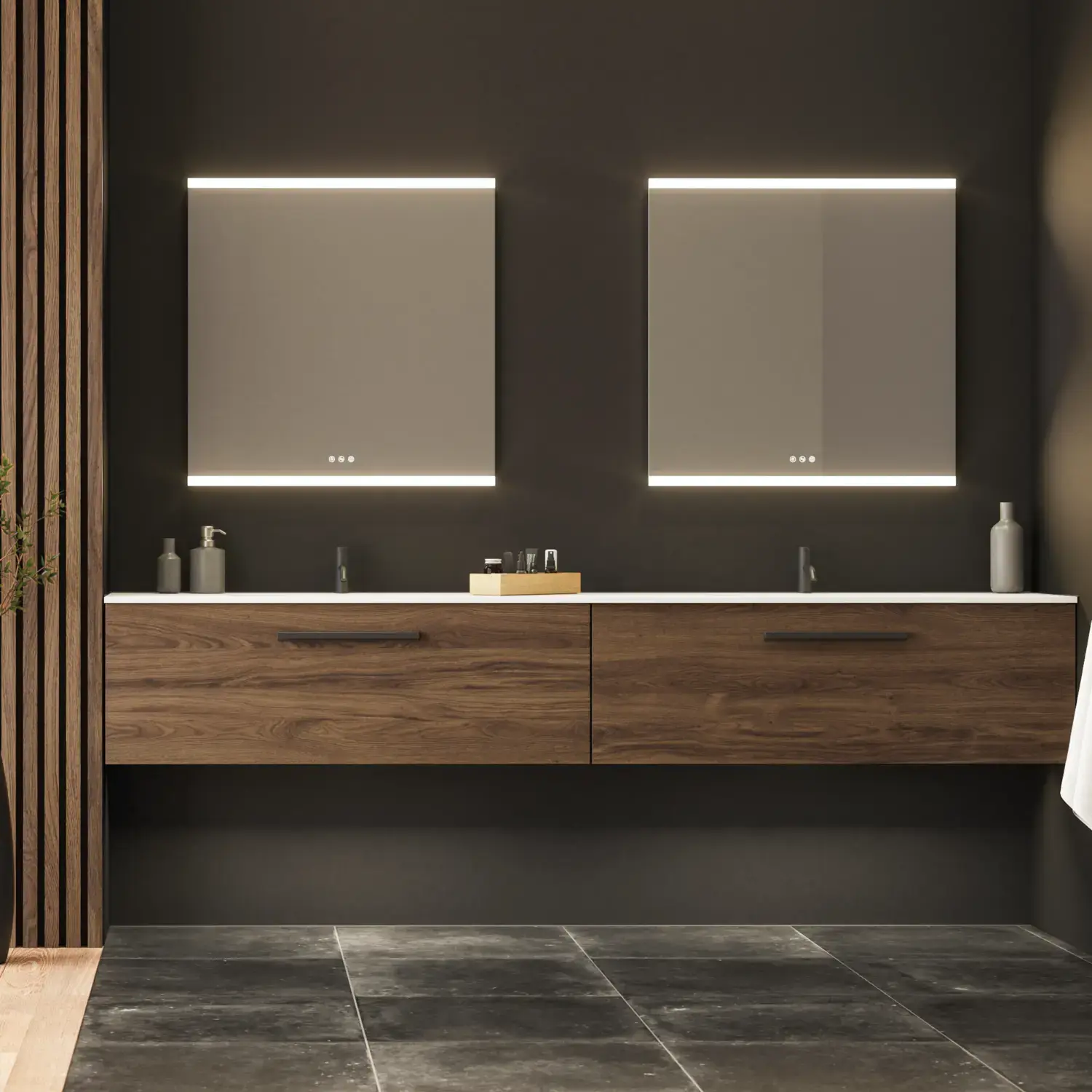 Große Badezimmer-Inspiration mit Waschtischunterschränken und braunen Eichendielen, freistehender Badewanne, und quadratischen Spiegeln mit Beleuchtung, elegante Doppelwaschbecken sorgt für einen modernen und symmetrischen Look