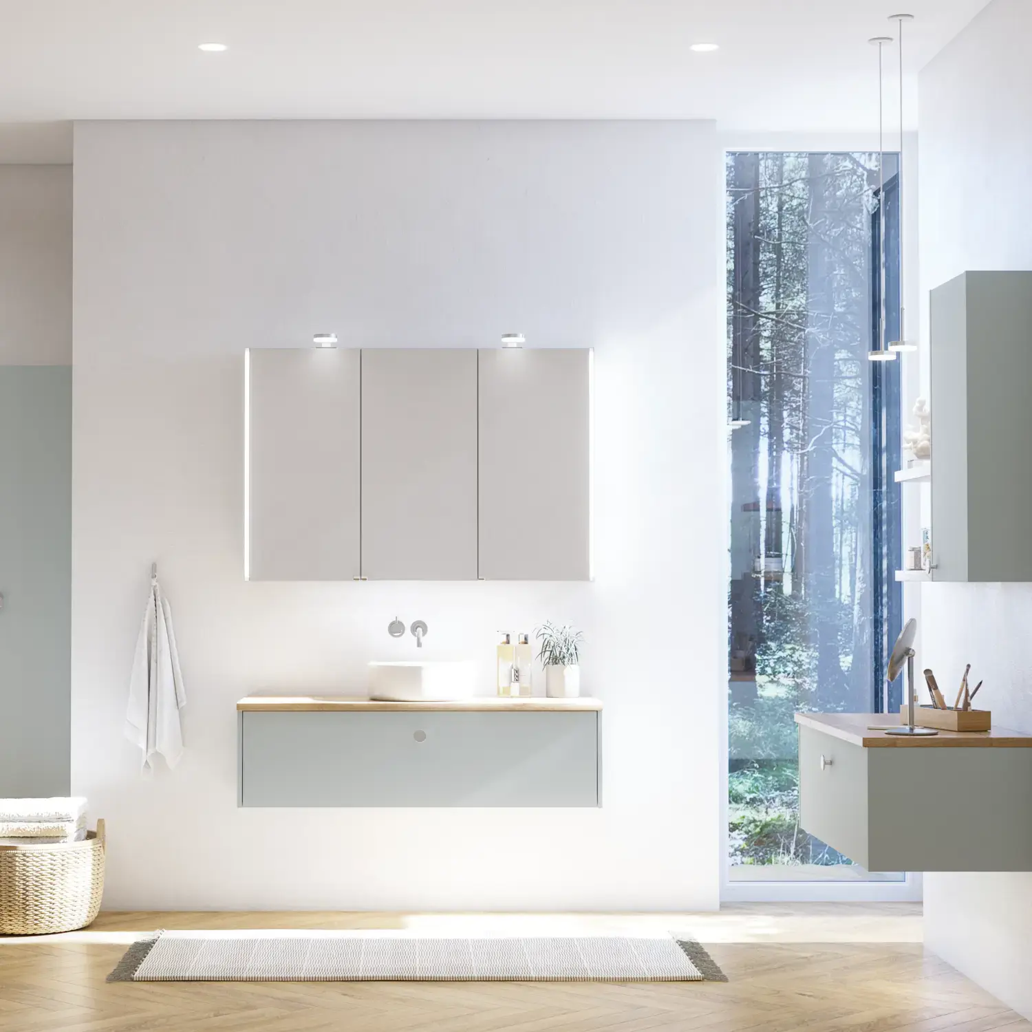 Große Badezimmerinspiration im nordischen Stil mit Badezimmerschränken in hellblauer Farbe und Holzarbeitsplatte mit elegantem Aufsatzwaschbecken, Fischgrät-Holzboden, der einen hellen und klassischen Stil schafft