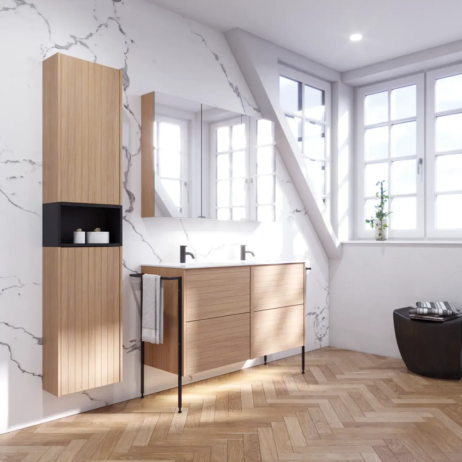 Badezimmerinspiration mit hellen Eichenmöbeln mit Lamellen, elegantem Doppelwaschbecken, schönem Spiegelschrank mit Licht, Fischgrätboden und weißer Marmorwand für ein klassisches, helles Aussehen.