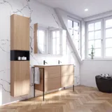 Badezimmerinspiration mit hellen Eichenmöbeln mit Lamellen, elegantem Doppelwaschbecken, schönem Spiegelschrank mit Licht, Fischgrätboden und weißer Marmorwand für ein klassisches, helles Aussehen.