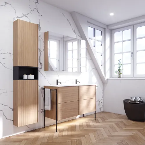 Badezimmerinspiration mit hellen Eichenmöbeln mit Lamellen, elegantem Doppelwaschbecken, schönem Spiegelschrank mit Licht, Fischgrätboden und weißer Marmorwand für ein klassisches, helles Aussehen.