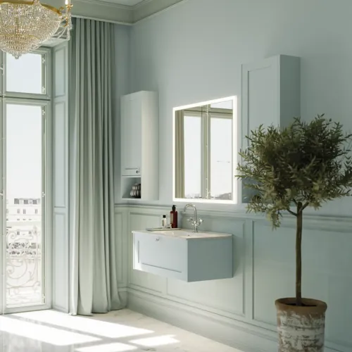 Große Badezimmerinspiration mit rahmenfrontierten Badezimmermöbeln, elegantem Waschbecken und eingebautem Spiegelschrank mit Lichtleiste, romantischem Kronleuchter und weißem Marmorboden verleihen ein luxuriöses, raffiniertes und klassisches Aussehen.
