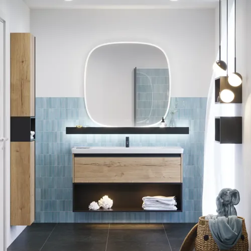 Badezimmerinspiration mit langen blauen Fliesen, Badezimmermöbeln aus naturbelassener Eiche mit schwarzen Details, die einen harmonischen und raffinierten Ausdruck schaffen