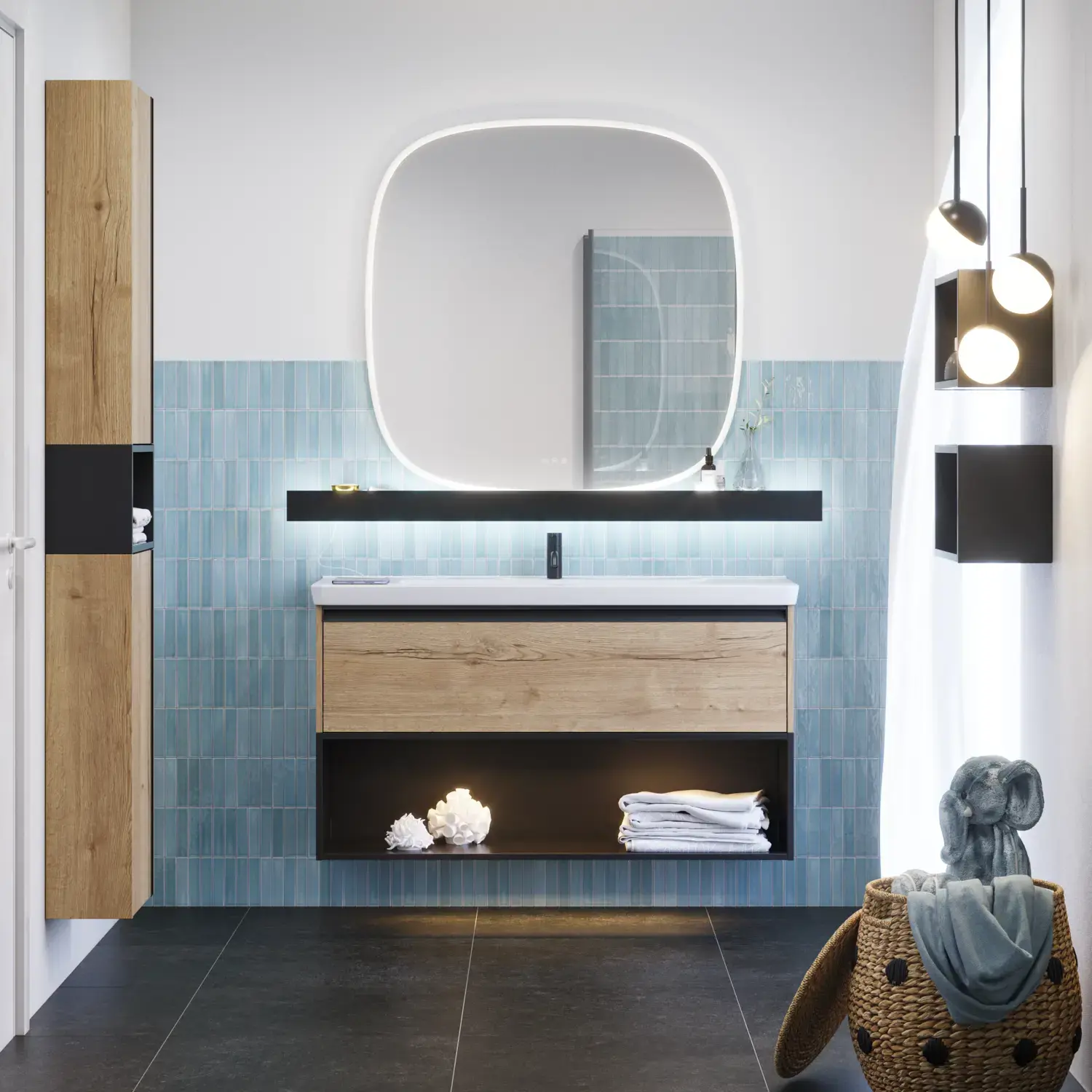 Badezimmerinspiration mit langen blauen Fliesen, Badezimmermöbeln aus naturbelassener Eiche mit schwarzen Details, die einen harmonischen und raffinierten Ausdruck schaffen