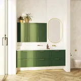 Großes Badezimmer in Grüntönen mit Waschtischunterschrank, ovalem Spiegel mit Goldverzierung und schönen Rahmentüren