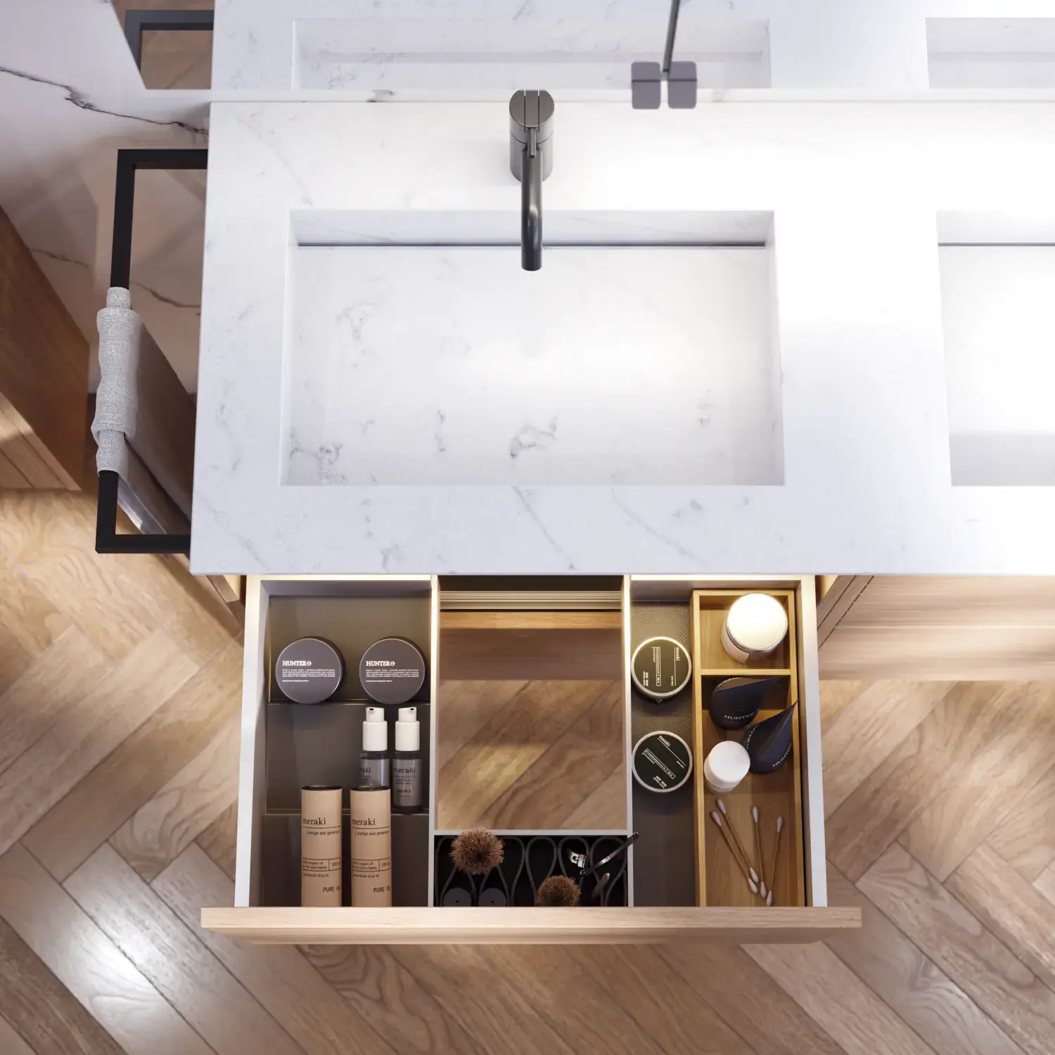 Badezimmerinspiration mit hellen Eichenmöbeln mit Lamellen, elegantem Doppelwaschbecken, schönem Spiegelschrank mit Licht, Fischgrätboden und weißer Marmorwand für ein klassisches, helles Aussehen.